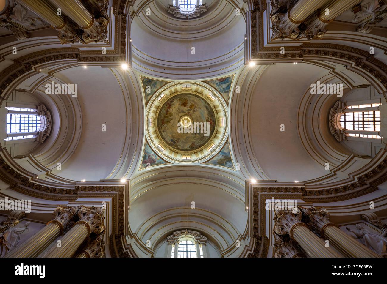 Bologna, Italia - 24 luglio 2025: Veduta verso l'alto della cupola barocca e dei pendenti del Santuario di nostra Signora di San Luca a Bologna, Italia. Foto Stock