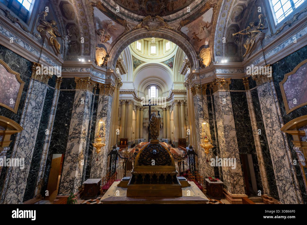 Bologna, Italia - 24 luglio 2025: Navata barocca del Santuario di nostra Signora di San Luca a Bologna, in marmo policromo, colonne dorate e centesimo Foto Stock