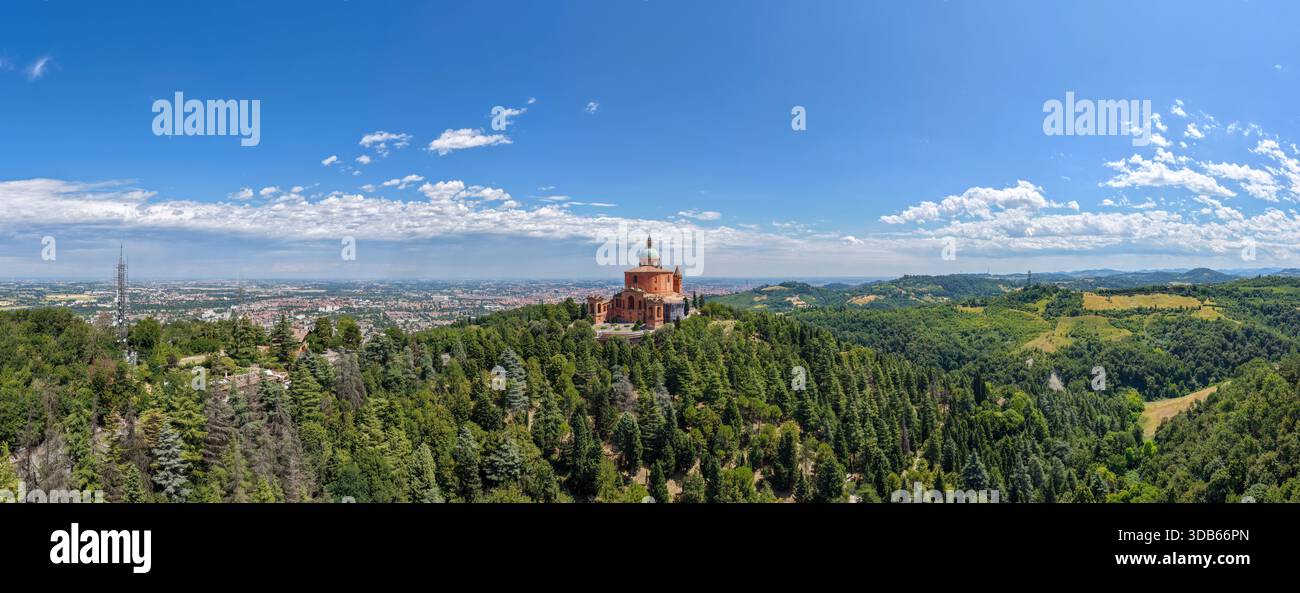 Vista panoramica del Santuario barocco di nostra Signora di San Luca sul boscoso Colle della Guardia che si affaccia su Bologna e sull'Appennino. Foto Stock