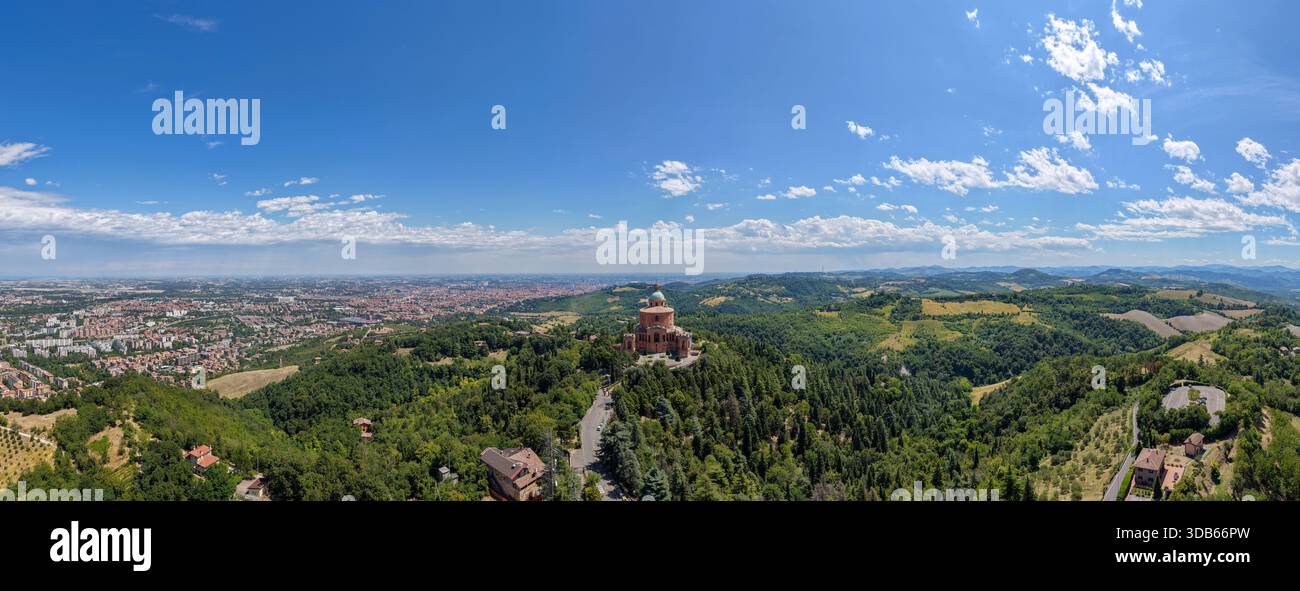 Panorama aereo del Santuario barocco di nostra Signora di San Luca che incorniciano le colline boscose sopra Bologna sotto un cielo estivo limpido. Foto Stock