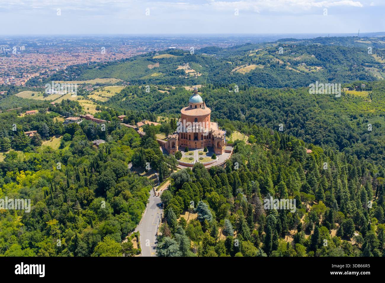 Vista droni del santuario settecentesco di nostra Signora di San Luca in cima al Monte della Guardia, circondato da boschi sopra Bologna. Foto Stock