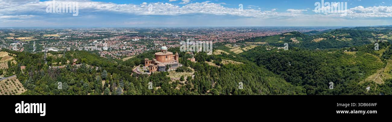 Vista panoramica del Santuario barocco di nostra Signora di San Luca sul colle della Guardia che domina Bologna e la campagna della Pianura Padana. Foto Stock