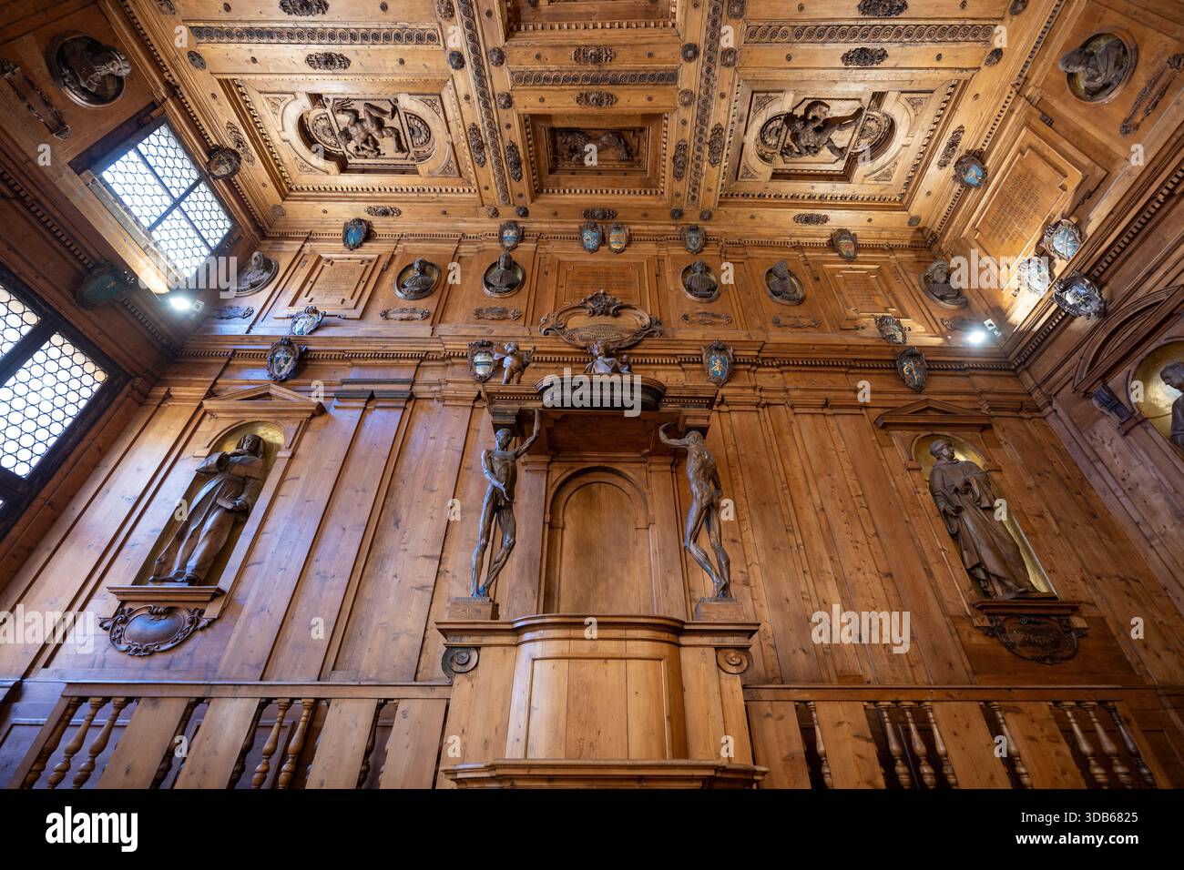 Bologna, Italia - 23 luglio 2025: Teatro anatomico dell'Archiginnasio di Bologna, con statue scolpite e soffitto a cassettoni nell'HIS Foto Stock