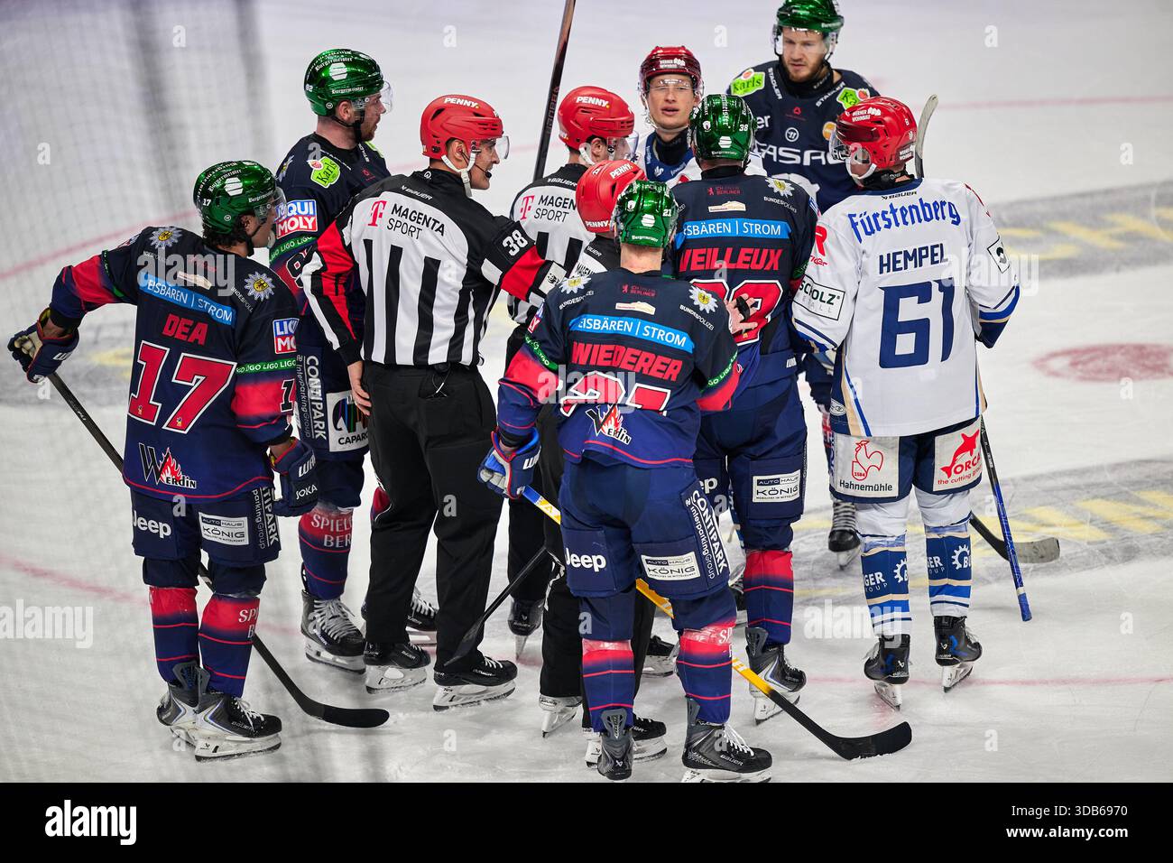 Yannick Veilleux (Eisbaeren Berlin, #38), Boaz Bassen (Schwenninger Wild Wings, #64), Rangelei, GER, Eisbaeren Berlin vs. Schwenninger Wild Wings, Eishockey Herren, Deutsche Eishockey Liga, DEL, Saison 2025/2026, 28) Spieltag, 14.12.2025. Foto: Eibner-Pressefoto/ Claudius Rauch Foto Stock