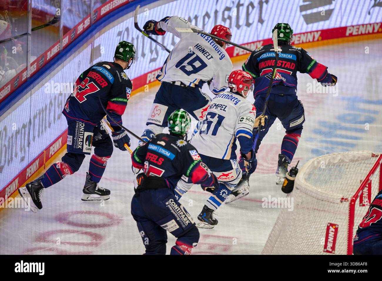 Hakon Haenelt (Schwenninger Wild Wings, #19), Niclas Hempel (Schwenninger Wild Wings, #61), GER, Eisbaeren Berlin vs. Schwenninger Wild Wings, Eishockey Herren, Deutsche Eishockey Liga, DEL, Saison 2025/2026, 28) Spieltag, 14.12.2025. Foto: Eibner-Pressefoto/ Claudius Rauch Foto Stock