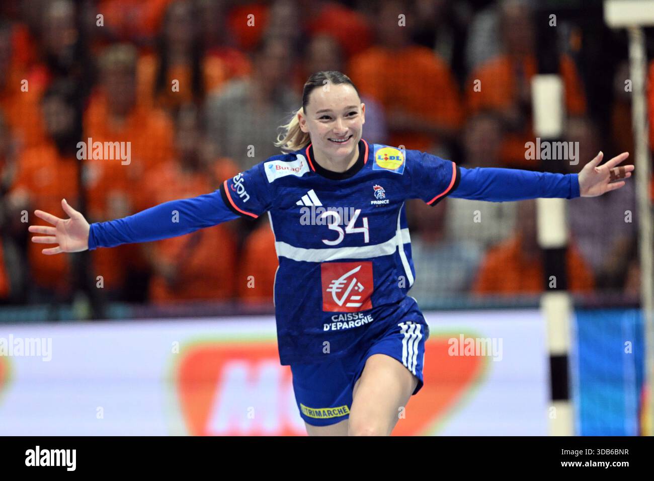 14 dicembre 2025, Paesi Bassi, Rotterdam: Pallamano, donne: Campionato del mondo, Paesi Bassi - Francia, finale, partita per il terzo posto, Léna Grandveau (Francia) celebra un gol. Foto: Federico Gambarini/dpa Foto Stock