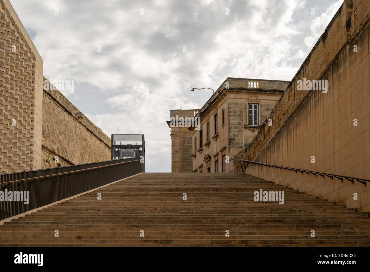 I gradini conducono ai giardini Upper Barrakka di la Valletta, Malta. L'ascensore fornisce accesso a tutti, offrendo splendide vedute del Grand Harbour. Foto Stock