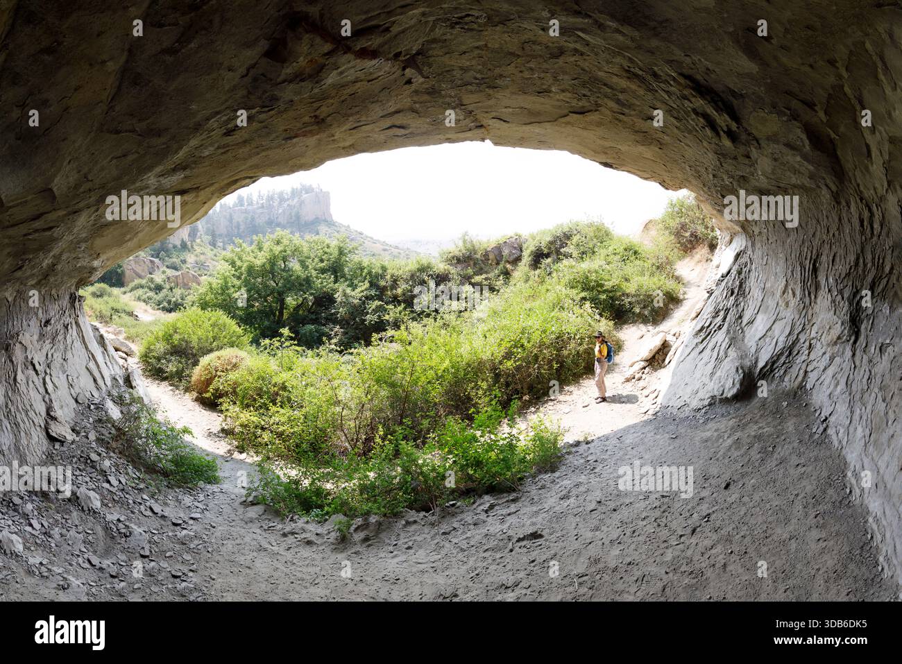 Persona all'ingresso di una delle grotte del Pictograph Cave State Park, Billings, Montana, Stati Uniti Foto Stock