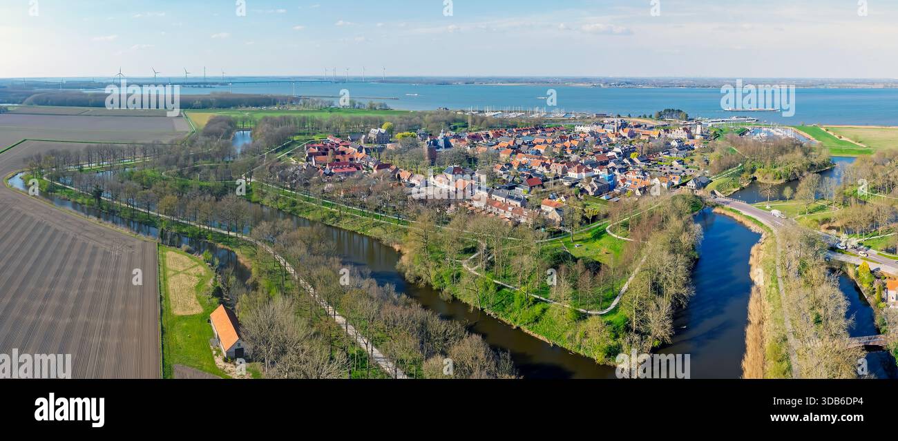 Panorama aereo dalla città fortificata di Willemstad, nei Paesi Bassi Foto Stock