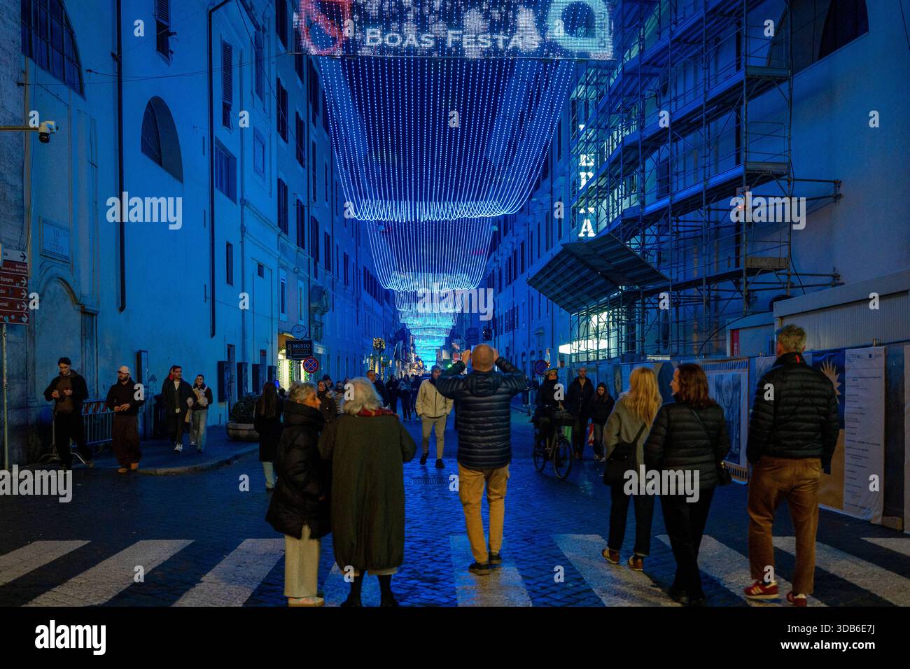 Le nuove luci natalizie a Roma, Italia Roma, Italia - 8 dicembre 2025: Le persone passeggiano per il centro storico della città, in via del corso, mentre un uomo scatta foto delle nuove luci natalizie con il suo cellulare. Roma RM Italia Copyright: XGennaroxLeonardix Foto Stock