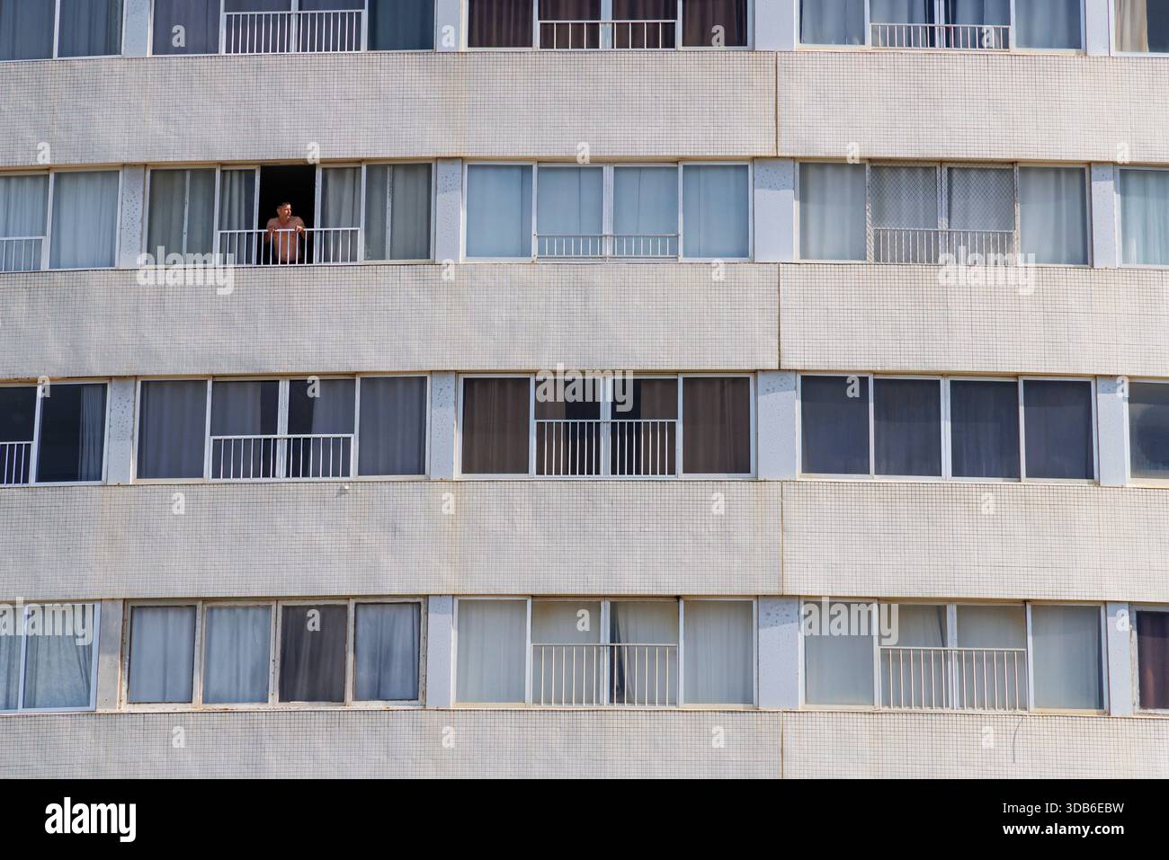 Finestre nell'edificio rotondo, Prédio redondo, con appartamenti affacciati sulla spiaggia, a Peruibe, Brasile Foto Stock