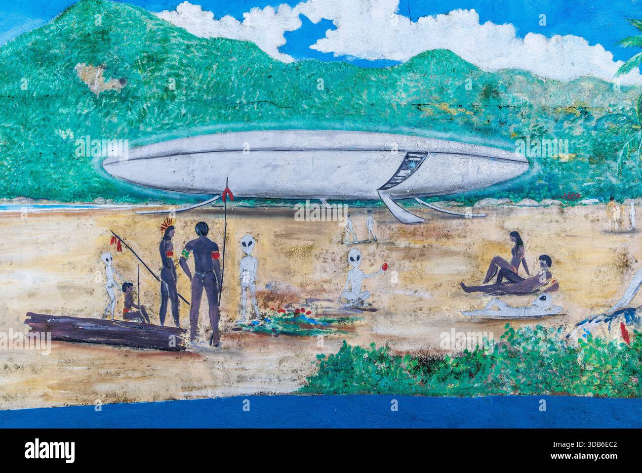 Dipingere in un edificio raffigurante alieni su una spiaggia con nativi, a Peruibe, Brasile Foto Stock