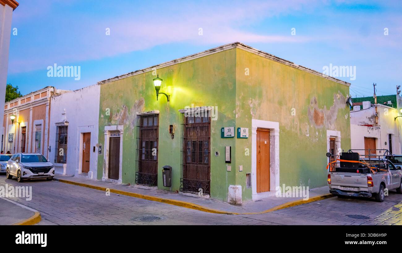 Campeche, Messico, ha infranto l'architettura coloniale in una tranquilla strada d'angolo Foto Stock