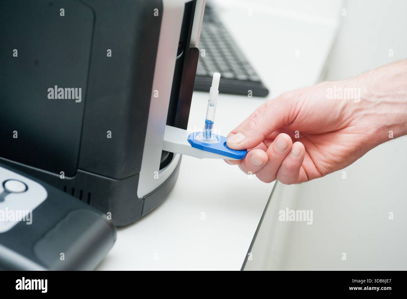 Una macchina per test antidroga Drager in una stazione di polizia del Regno Unito. I sistemi di screening Dräger sono ampiamente utilizzati dalla polizia, dai luoghi di lavoro e dalle industrie critiche per la sicurezza. Questi test utilizzano comunemente campioni di saliva o respiro per rilevare rapidamente farmaci come cannabis, cocaina, anfetamine e oppiacei. Progettati per garantire affidabilità e velocità, i dispositivi Dräger aiutano a identificare i danni, supportano la conformità alle normative e migliorano la sicurezza nei trasporti, nelle costruzioni e negli ambienti industriali. Foto Stock