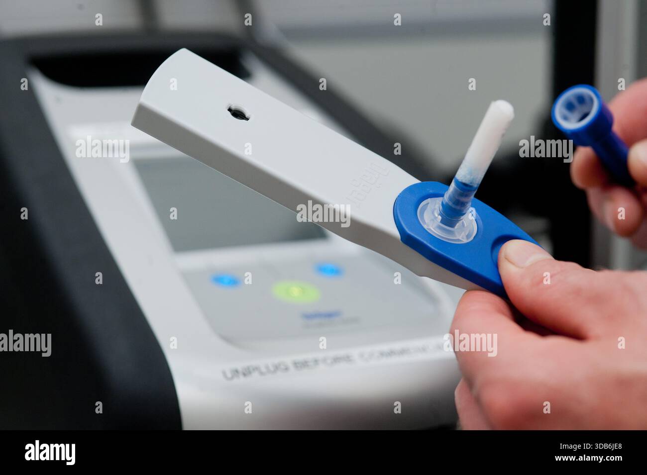 Una macchina per test antidroga Drager in una stazione di polizia del Regno Unito. I sistemi di screening Dräger sono ampiamente utilizzati dalla polizia, dai luoghi di lavoro e dalle industrie critiche per la sicurezza. Questi test utilizzano comunemente campioni di saliva o respiro per rilevare rapidamente farmaci come cannabis, cocaina, anfetamine e oppiacei. Progettati per garantire affidabilità e velocità, i dispositivi Dräger aiutano a identificare i danni, supportano la conformità alle normative e migliorano la sicurezza nei trasporti, nelle costruzioni e negli ambienti industriali. Foto Stock