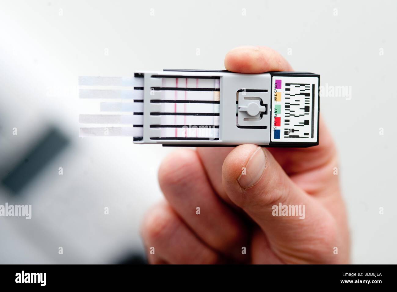 Una macchina per test antidroga Drager in una stazione di polizia del Regno Unito. I sistemi di screening Dräger sono ampiamente utilizzati dalla polizia, dai luoghi di lavoro e dalle industrie critiche per la sicurezza. Questi test utilizzano comunemente campioni di saliva o respiro per rilevare rapidamente farmaci come cannabis, cocaina, anfetamine e oppiacei. Progettati per garantire affidabilità e velocità, i dispositivi Dräger aiutano a identificare i danni, supportano la conformità alle normative e migliorano la sicurezza nei trasporti, nelle costruzioni e negli ambienti industriali. Foto Stock