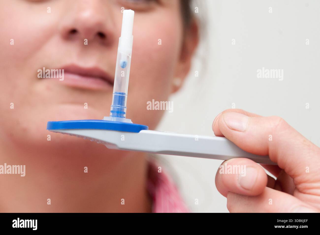 Una macchina per test antidroga Drager in una stazione di polizia del Regno Unito. I sistemi di screening Dräger sono ampiamente utilizzati dalla polizia, dai luoghi di lavoro e dalle industrie critiche per la sicurezza. Questi test utilizzano comunemente campioni di saliva o respiro per rilevare rapidamente farmaci come cannabis, cocaina, anfetamine e oppiacei. Progettati per garantire affidabilità e velocità, i dispositivi Dräger aiutano a identificare i danni, supportano la conformità alle normative e migliorano la sicurezza nei trasporti, nelle costruzioni e negli ambienti industriali. Foto Stock