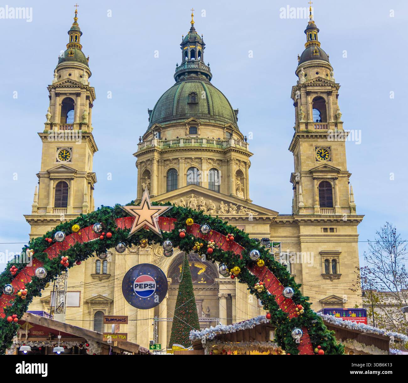BUDAPEST, UNGHERIA - 18 DICEMBRE 2025: Immagine media orizzontale a livello degli occhi di persone in uno stand di cibo di Natale con decorazioni festive Foto Stock