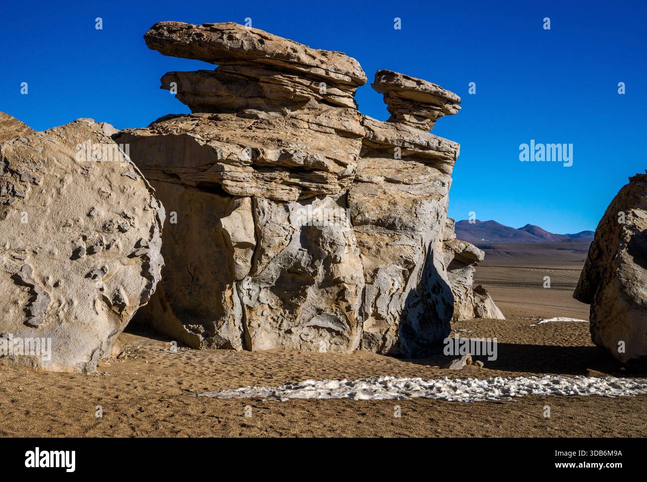Formazioni rocciose di arenaria erose vicino all'Arbol de Piedra l'albero di pietra nella riserva nazionale Eduardo Avaroa nell'altipiano andino della Bolivia Foto Stock