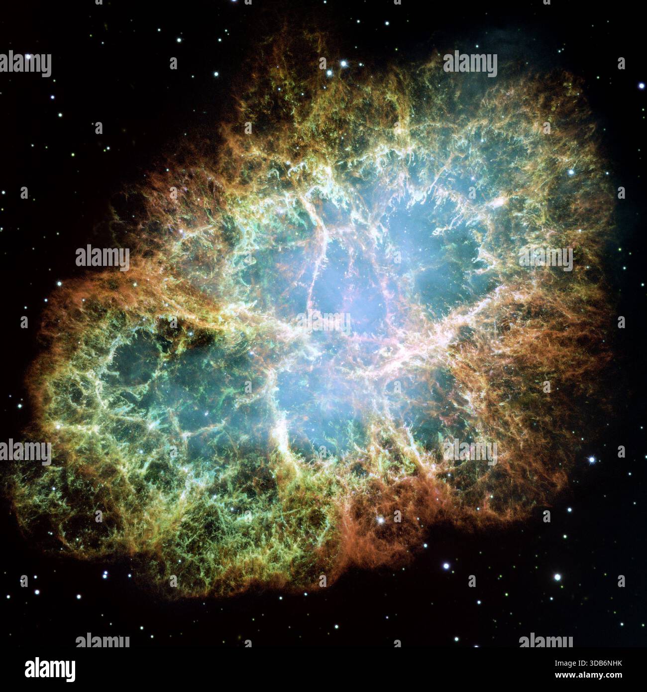 Supernova Remnant (SNR) - Nebulosa del granchio si tratta di un'immagine a mosaico, una delle più grandi mai scattate dal telescopio spaziale Hubble della NASA, della Nebulosa del granchio, un residuo in espansione di sei anni luce dell'esplosione della supernova di una stella. Gli astronomi giapponesi e cinesi registrarono questo evento violento nel 1054 d.C. I filamenti arancioni sono i resti strappati della stella e consistono per lo più di idrogeno. La stella di neutroni che gira rapidamente incorporata al centro della nebulosa è la dinamo che alimenta l'inquietante bagliore bluastro interno della nebulosa. Foto Stock