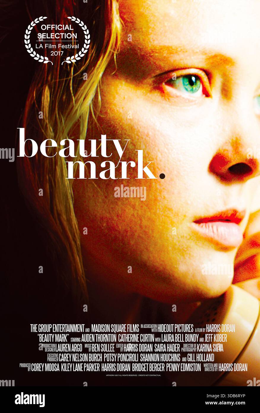 Beauty Mark (2017) diretto da Harris Doran e interpretato da Auden Thornton, Catherine Curtin e Laura Bell Bundy. Una giovane madre che vive in povertà lotta per trovare una nuova casa quando la sua casa viene condannata e deve affrontare gli abusi infantili che ancora la tormentano. USA SOLO PER USO EDITORIALE DI un foglio di poster. Credito: BFA / The Orchard Foto Stock