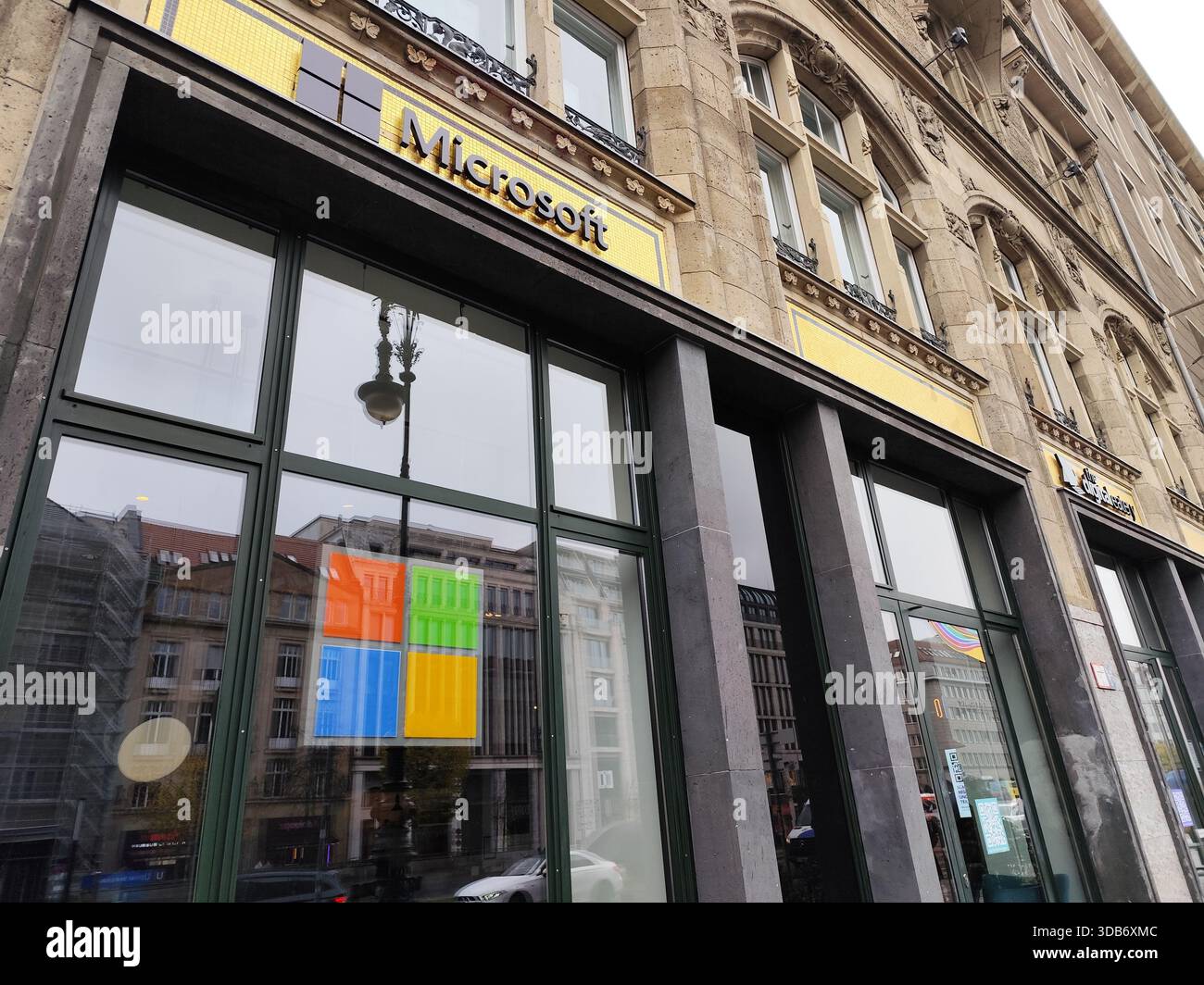 Germania, Berlino - 26 ottobre 2025: Finestra di ingresso del marchio Office Microsoft Building logo. Foto Stock