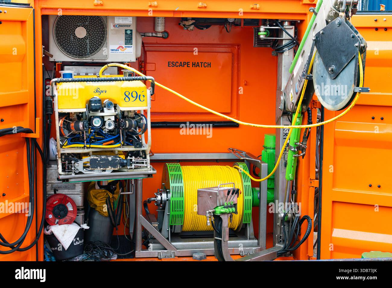 Veicolo sottomarino azionato a distanza con telecamere, luci e sistemi di controllo sulla nave di supporto offshore Foto Stock