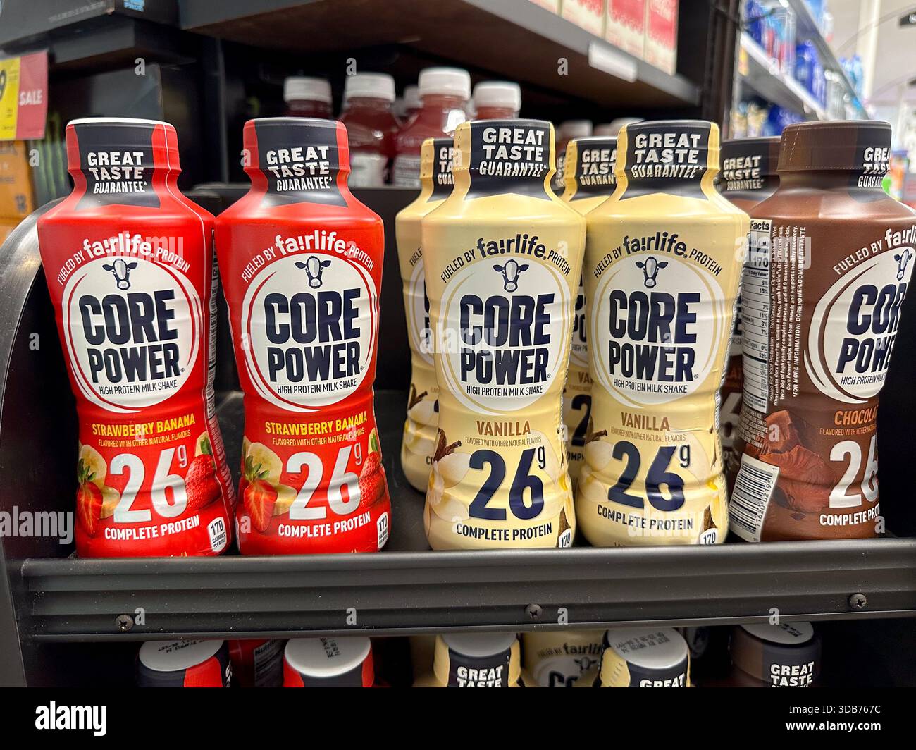 Los Angeles, California, Stati Uniti - 08-16-2023: Una vista di diverse bottiglie di frullati proteici Fairlife Core Power, presso il negozio. Foto Stock