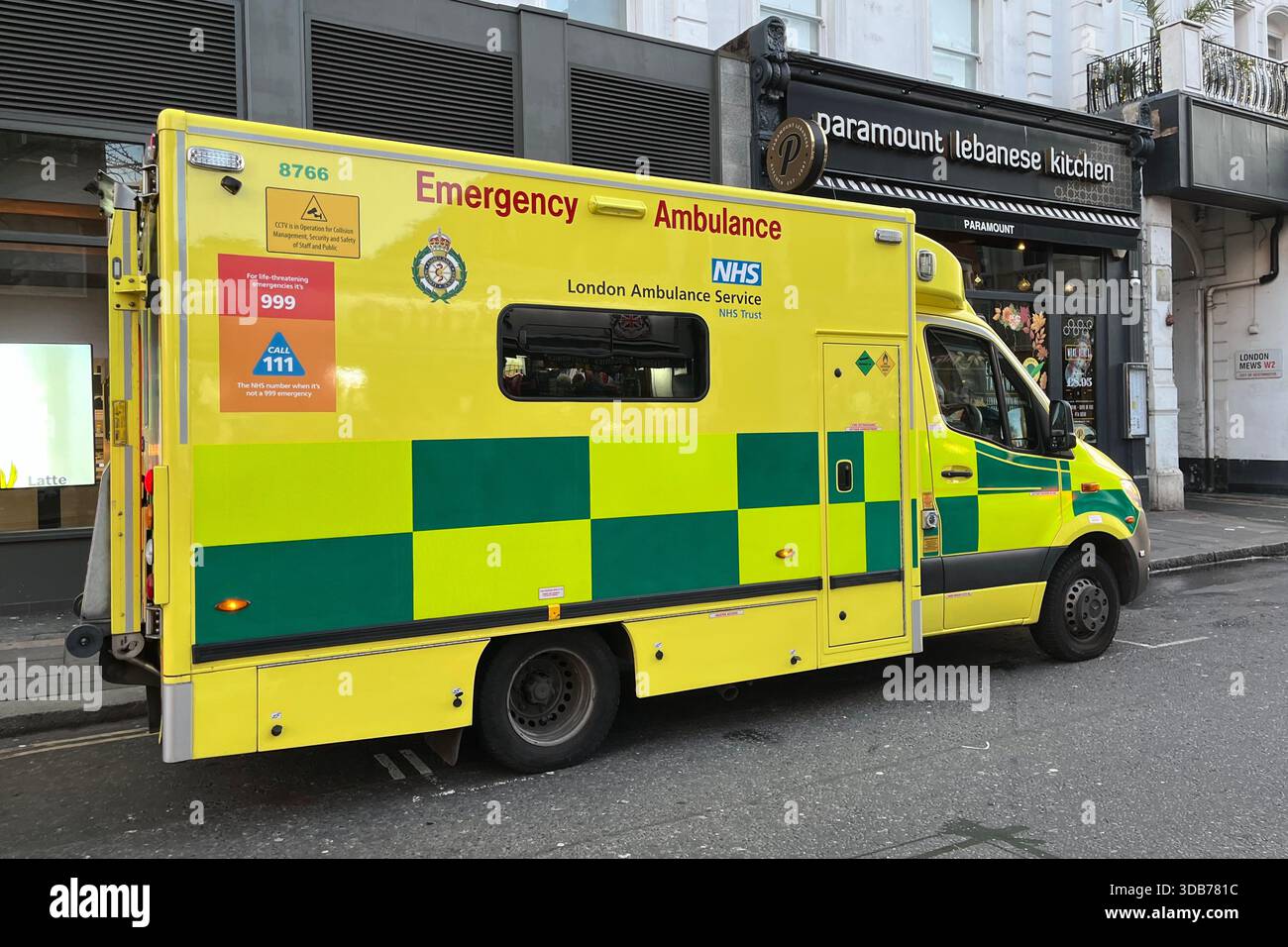 Un'ambulanza di emergenza parcheggiata a Paddington. Londra, Inghilterra, Regno Unito. 13 dicembre 2025. - Immagine stock catturata con smartphone