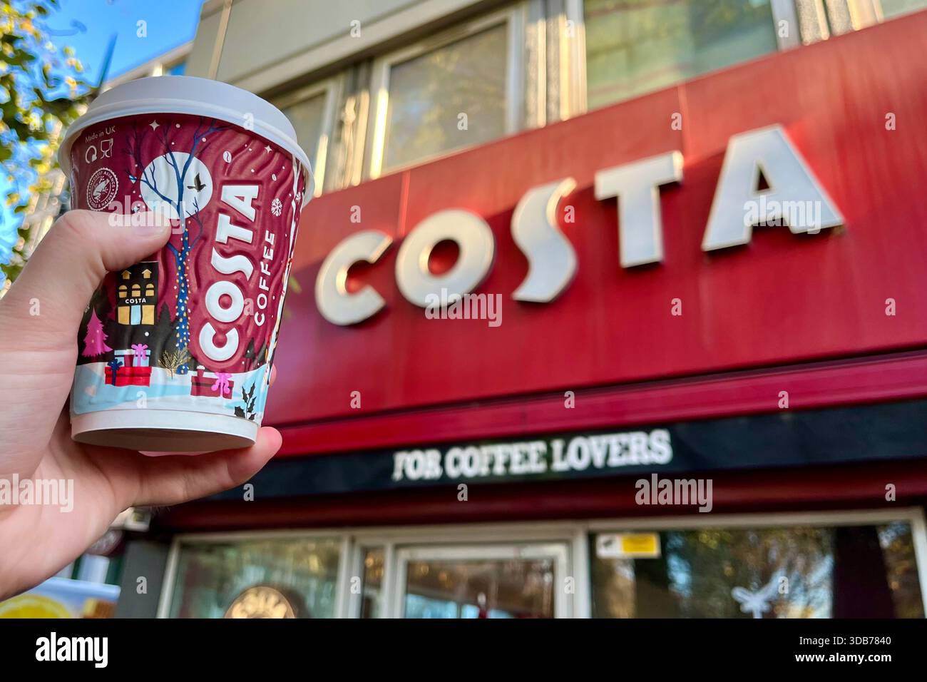 Tazza da asporto del caffè Costa all'esterno di un locale Costa Coffee in un hotel Premier Inn. Euston, Londra, Inghilterra, Regno Unito. 13 dicembre 2025. - Immagine stock catturata con smartphone