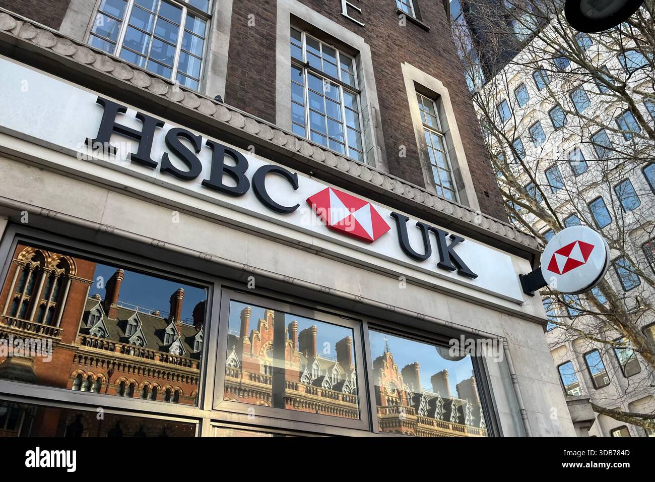 HSBC Bank Branch su Euston Road vicino alle stazioni internazionali di King's Cross e St Pancras. Londra, Inghilterra, Regno Unito. 13 dicembre 2025. - Immagine stock catturata con smartphone