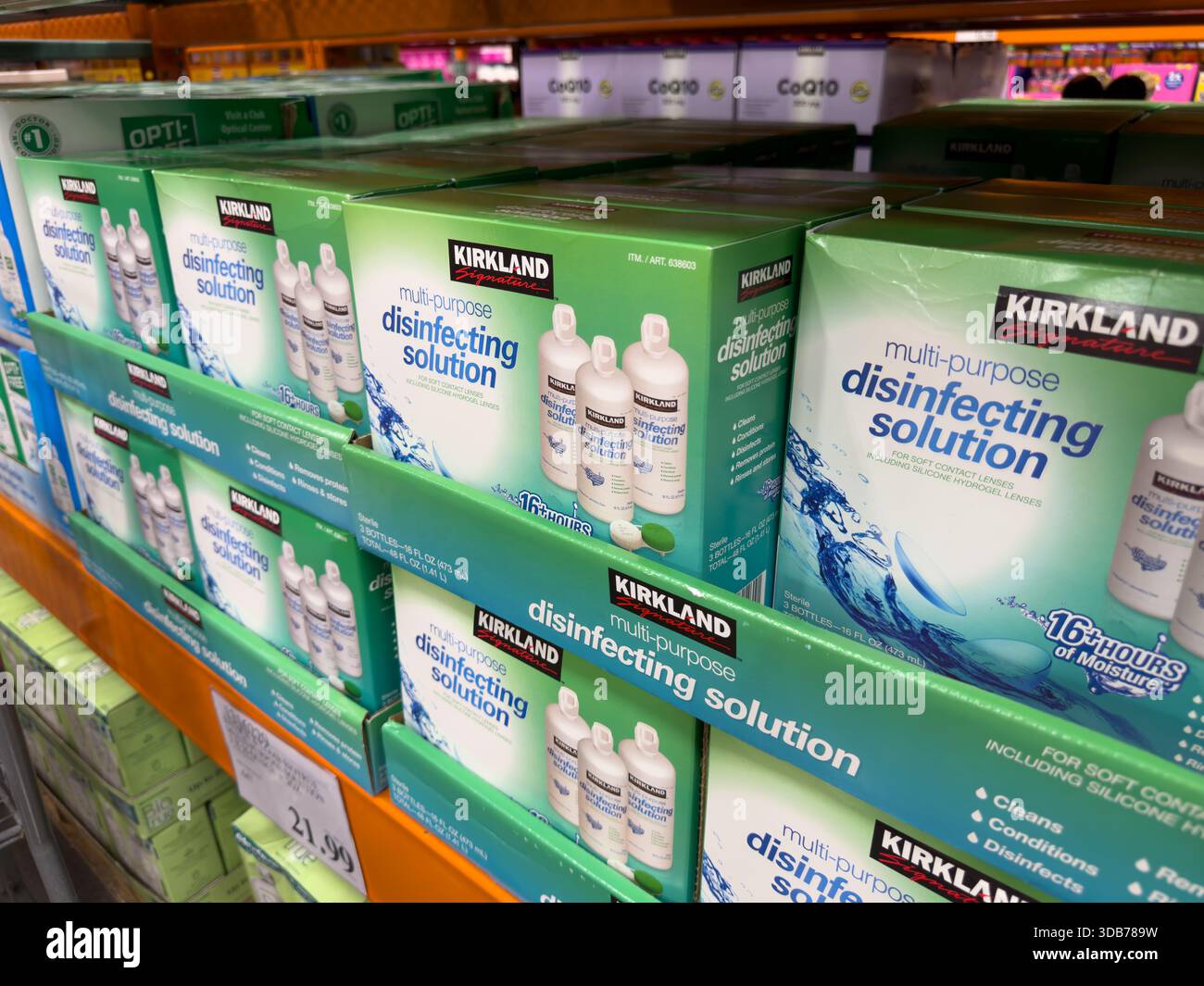 Los Angeles, California, Stati Uniti - 09-30-2023: Una vista di diversi pacchetti di lenti a contatto Kirkland Signature soluzione disinfettante multiuso. Foto Stock