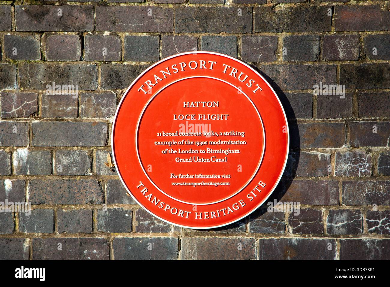Targa commemorativa dell'apertura del volo Hatton di 21 chiuse sul canale Grand union a Hatton Warwickshire Foto Stock