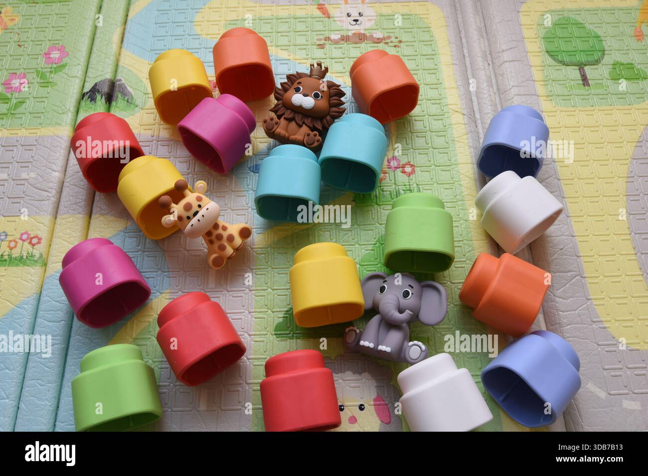 costruzioni morbide per bambini e giocattoli sul tappeto Foto Stock