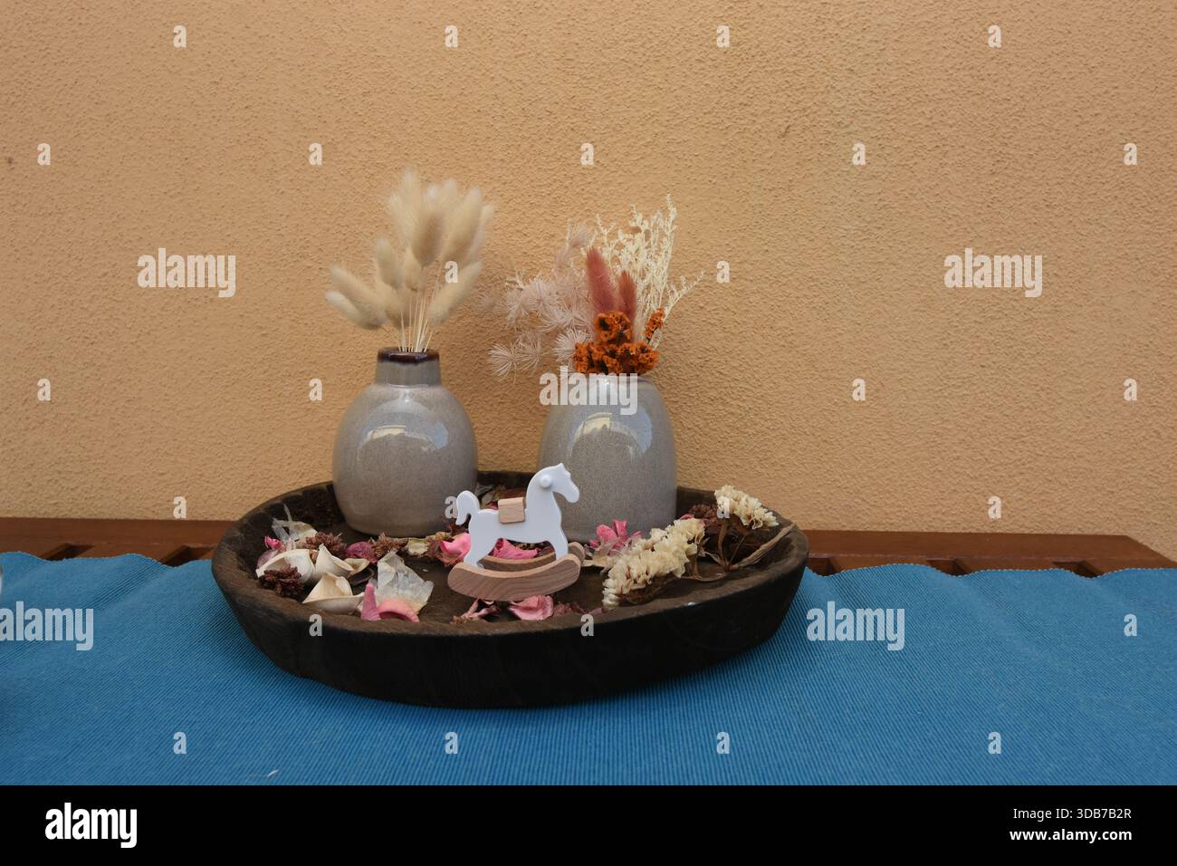 mostra oggetti che impreziosiscono gli angoli della casa Foto Stock