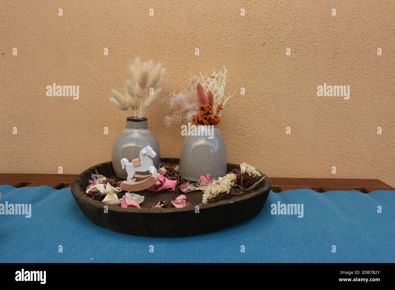 mostra oggetti che impreziosiscono gli angoli della casa Foto Stock