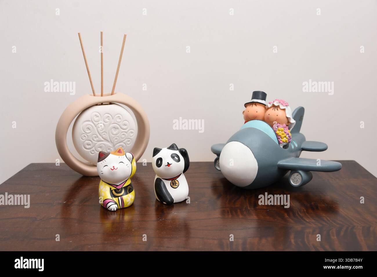 mostra oggetti che impreziosiscono gli angoli della casa Foto Stock