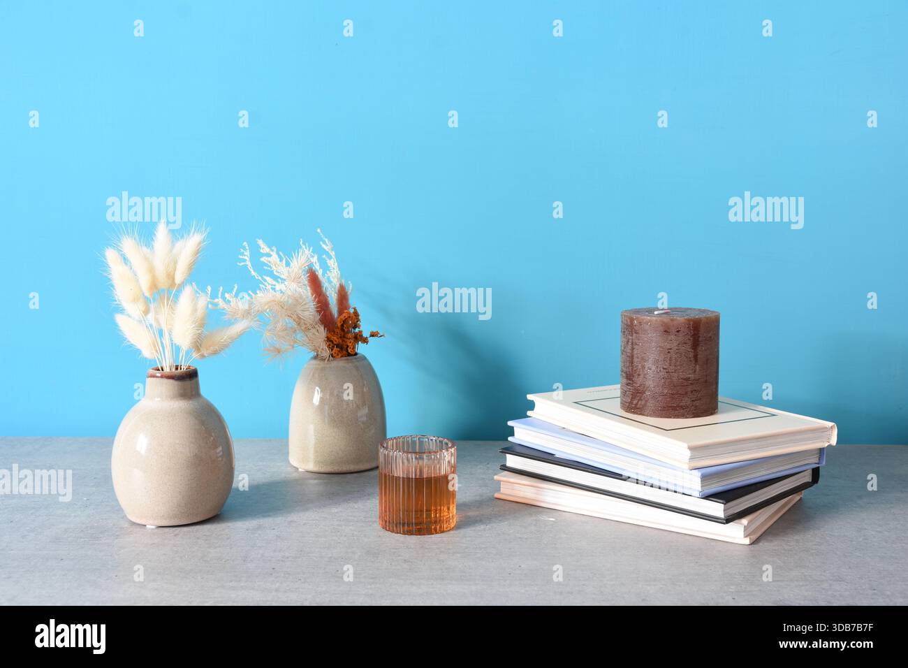 mostra oggetti che impreziosiscono gli angoli della casa Foto Stock