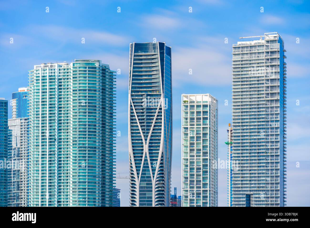 Gruppo di condomini a grattacieli nel centro di Miami. Esposizione prolungata per acqua e cielo lisci Foto Stock
