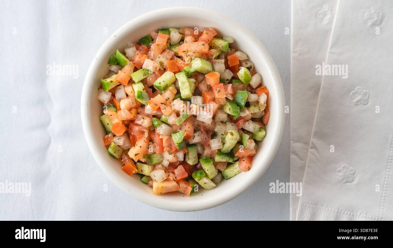 Insalata Shirazi classica con cetrioli a dadini, pomodori e cipolle condite con erbe aromatiche. Foto Stock