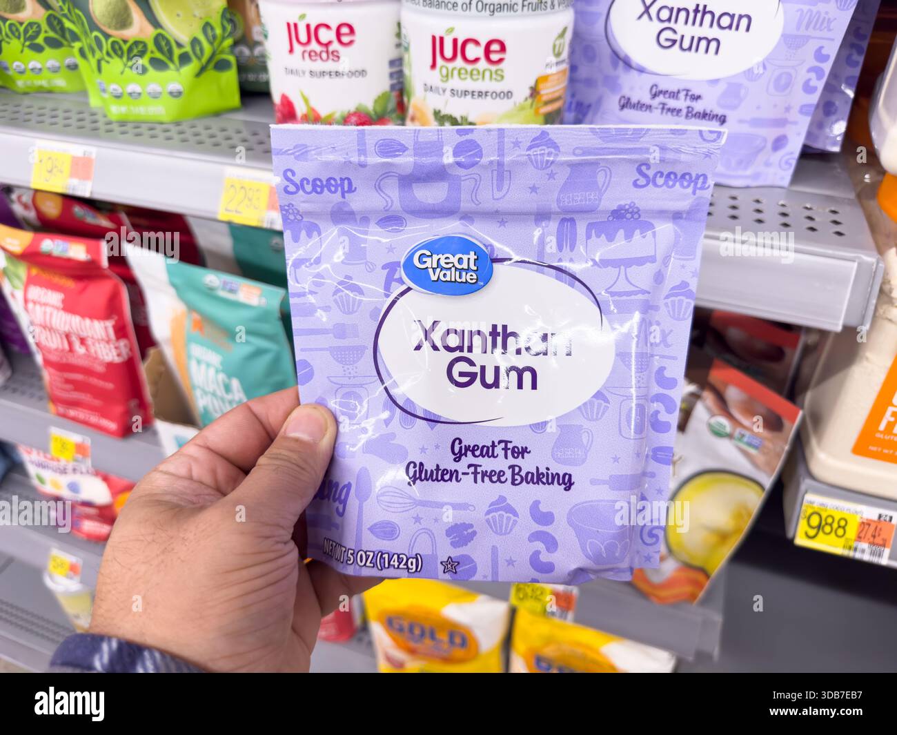 Los Angeles, California, Stati Uniti - 09-30-2023: Una vista di una mano che regge un pacchetto di Xanthan Gum di grande valore, al Walmart. Foto Stock