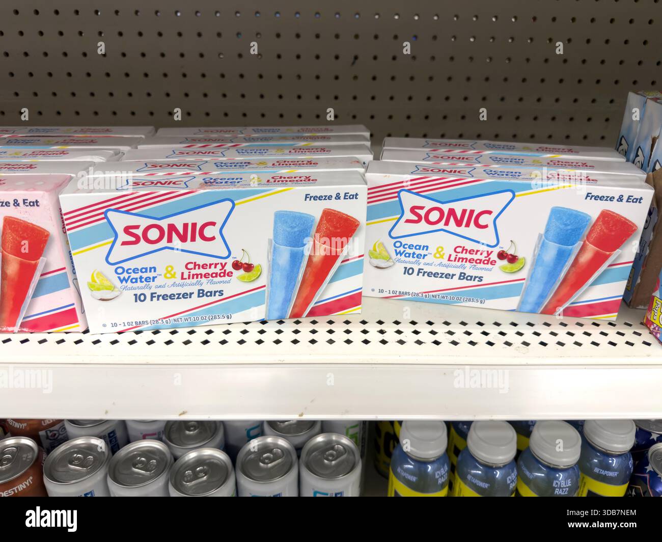 Los Angeles, California, Stati Uniti - 09-30-2023: Una vista di diversi pacchetti di Sonic freezer bar, in mostra in un negozio di alimentari locale. Foto Stock