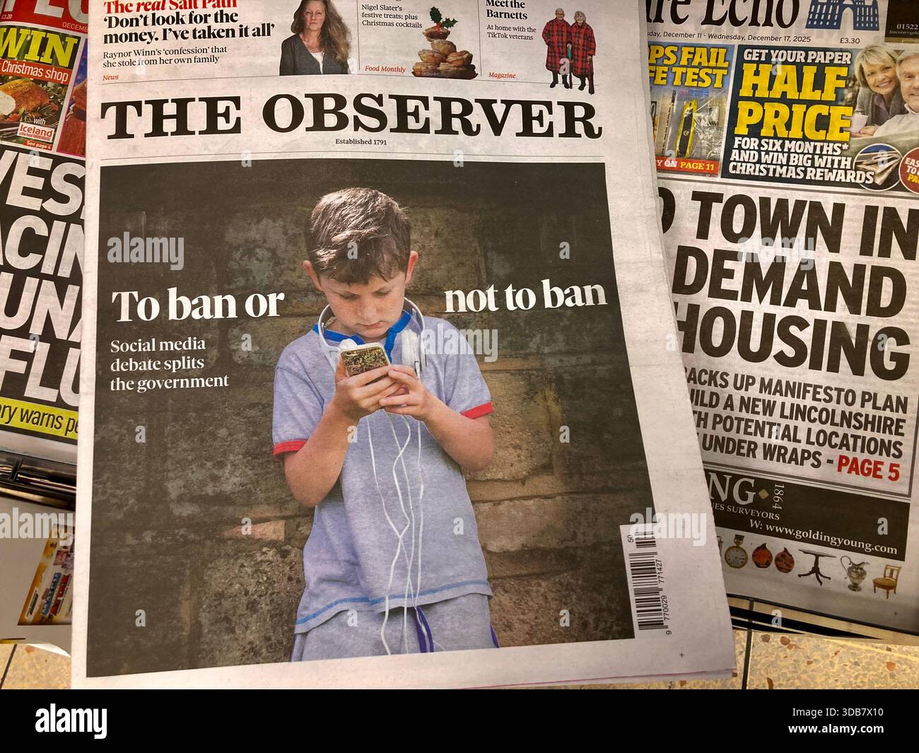 Immagine di copertina di un giornale britannico sulla politica di divieto dei cellulari in tutte le scuole Foto Stock