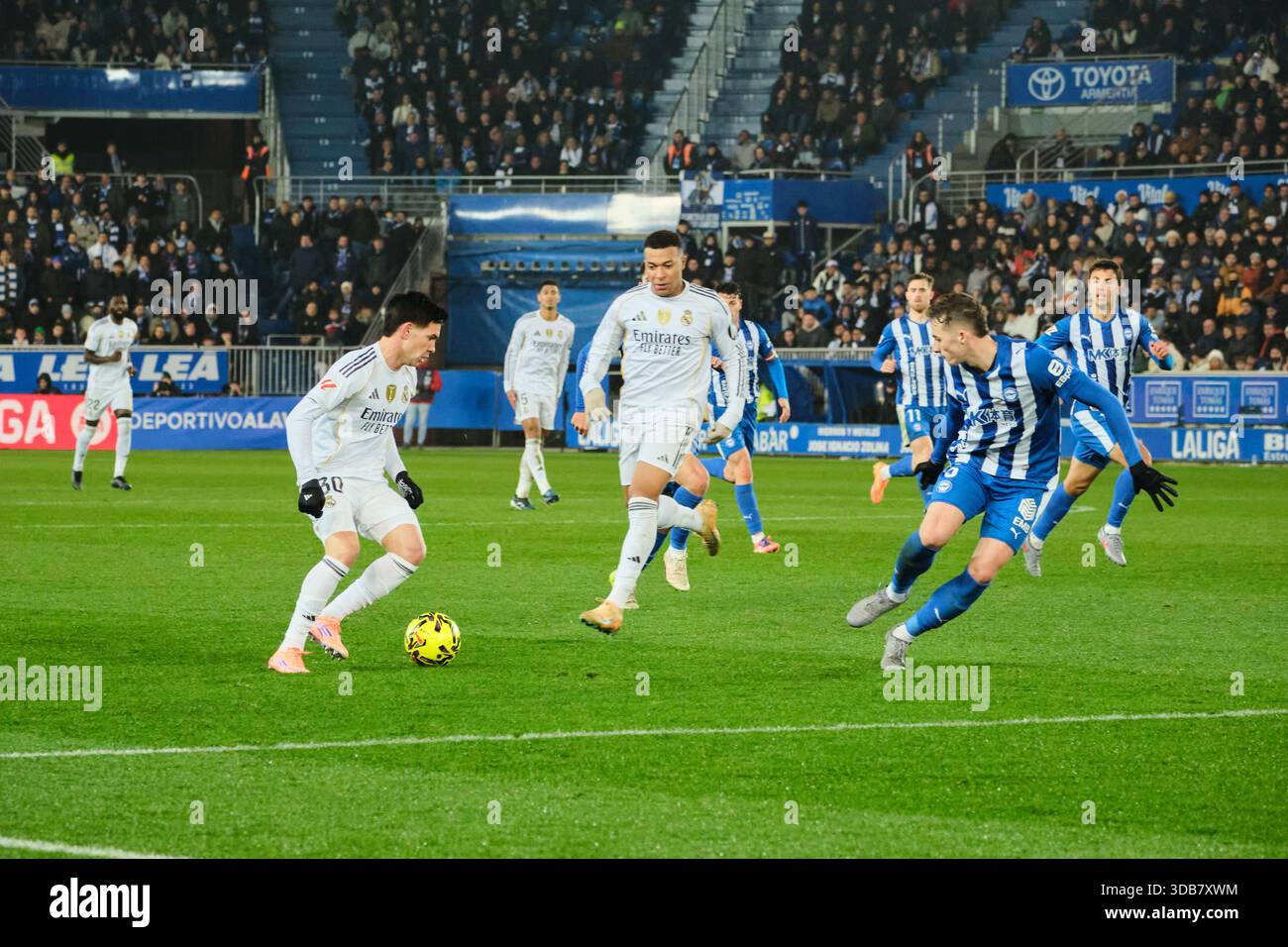 Vitoria, Álava, Spagna - 14 dicembre 2025: Franco Mastantuono del Real Madrid in Deportivo Alavés vs Real Madrid partita, parte di LaLiga EA Sports 2025-2026, tenutasi allo Stadio Mendizorrotza. Crediti: Rubén Gil/Alamy Live News. Foto Stock