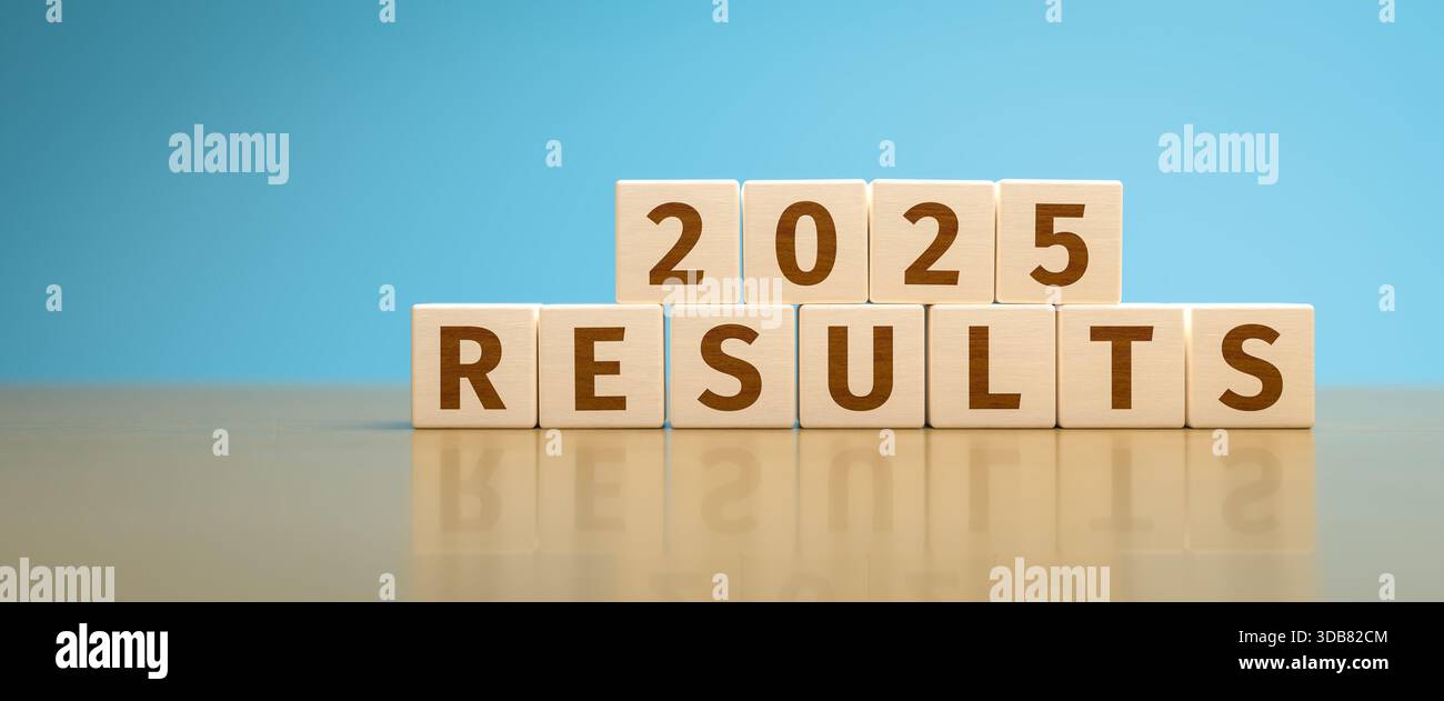 Cubi di legno che formano il testo "2025 RISULTATI". Concetto per i risultati finanziari o di altro tipo dell’anno 2025 di un’organizzazione o di una società. Foto Stock