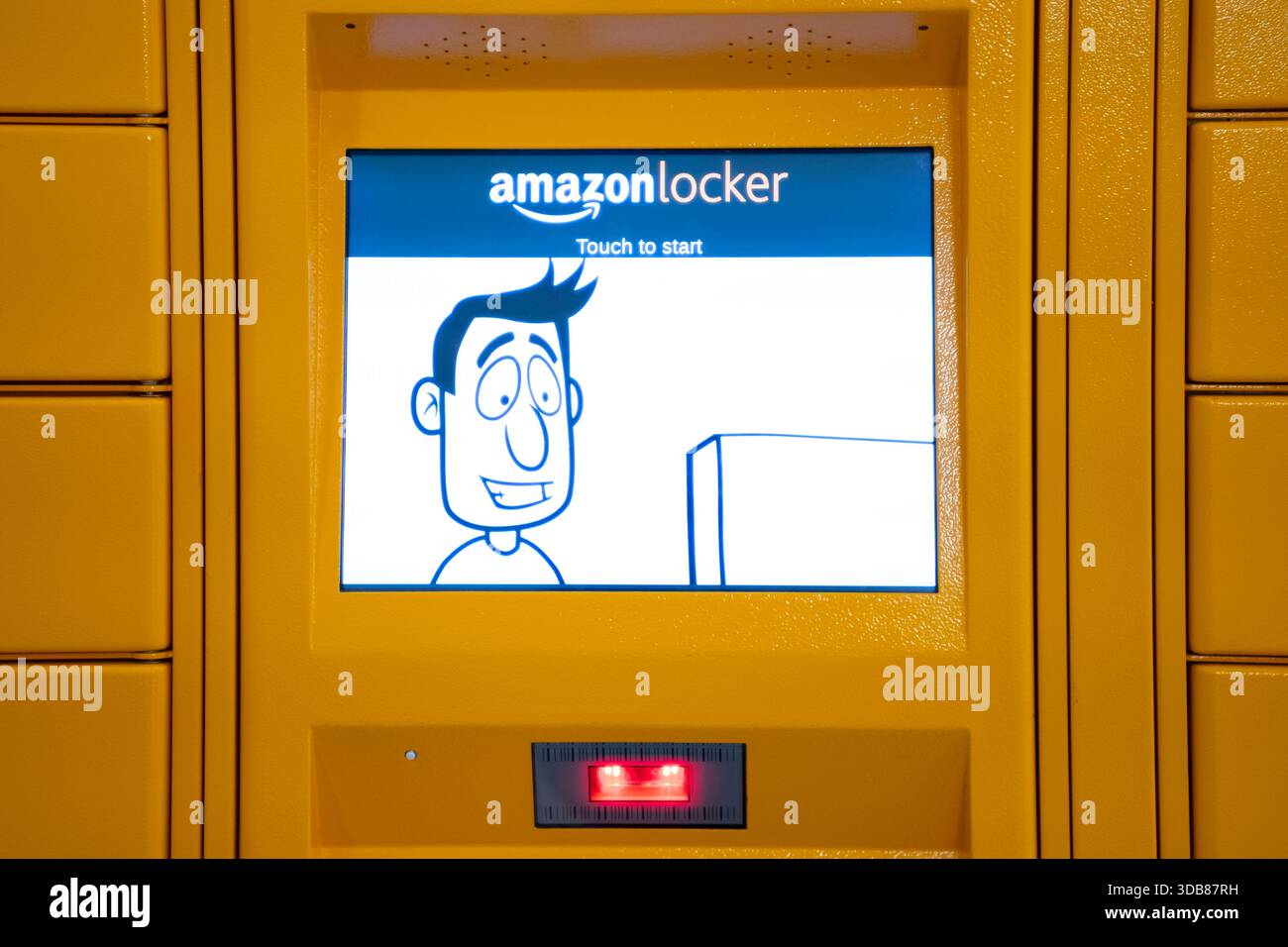 Vista generale di un Amazon Locker arancione/giallo. Foto Stock