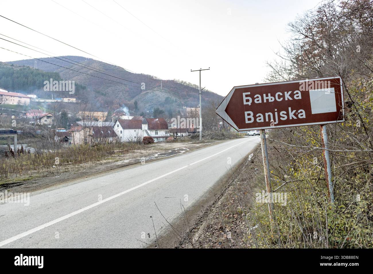 Una veduta della strada che conduce al villaggio di Banjska, nel nord del Kosovo, martedì 9 dicembre 2025. Le autorità del Kosovo dicono che il villaggio è stato preso di mira durante un attacco armato alla polizia nel settembre 2023. (VX Photo/Vudi Xhymshiti) Foto Stock