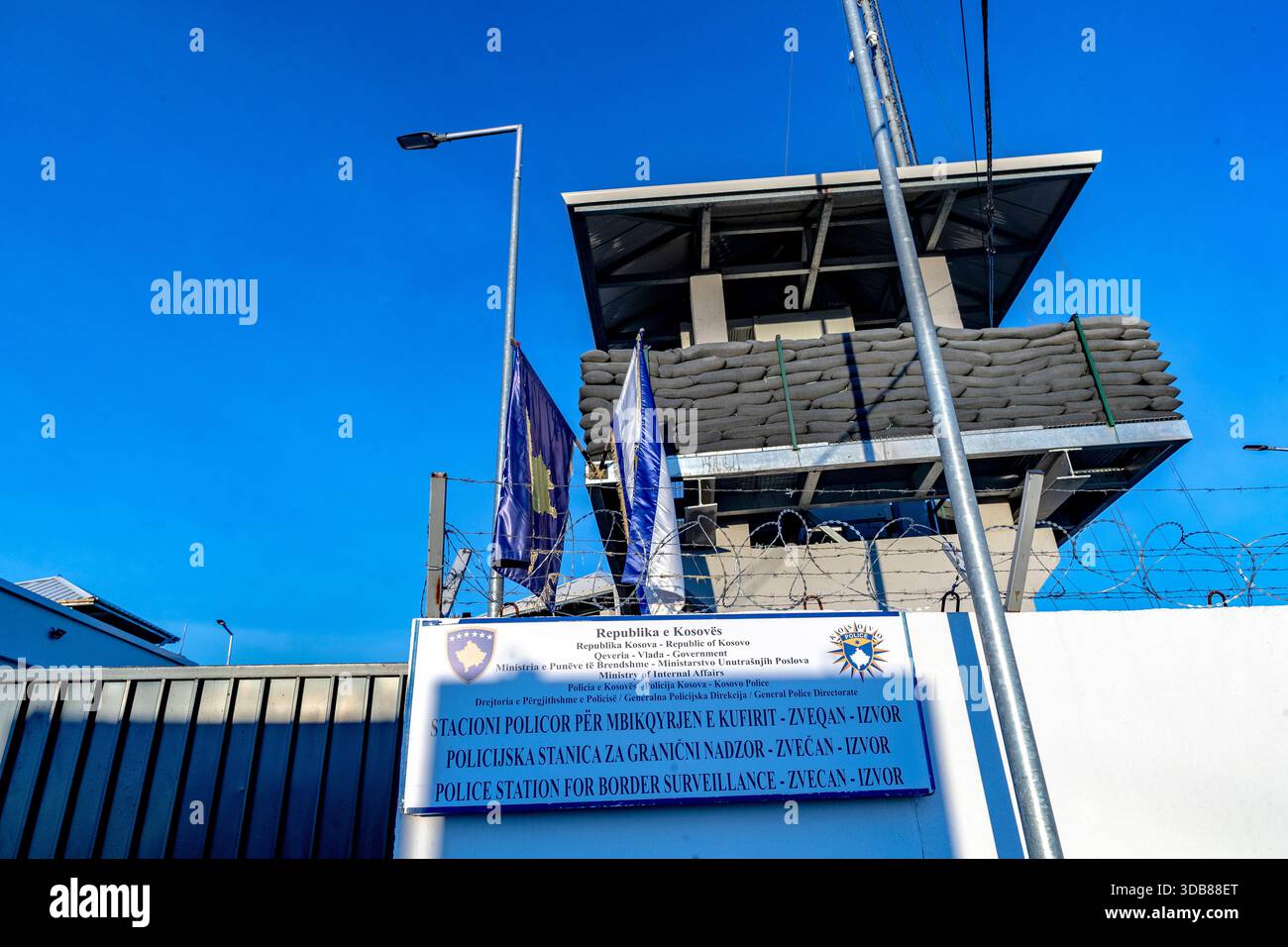Un posto di frontiera fortificato della polizia del Kosovo si trova lungo il percorso vicino al villaggio di Banjska martedì 9 dicembre 2025, lungo la strada che da Banjska conduce a Zvecan, con torri di osservazione fortificate, sacchi di sabbia, recinzioni di filo spinato e bandiere nazionali. L’avamposto fa parte delle infrastrutture di sicurezza del Kosovo nella zona in seguito all’attacco di Banjska del settembre 2023. (Foto VX: Vudi Xhymshiti) Foto Stock