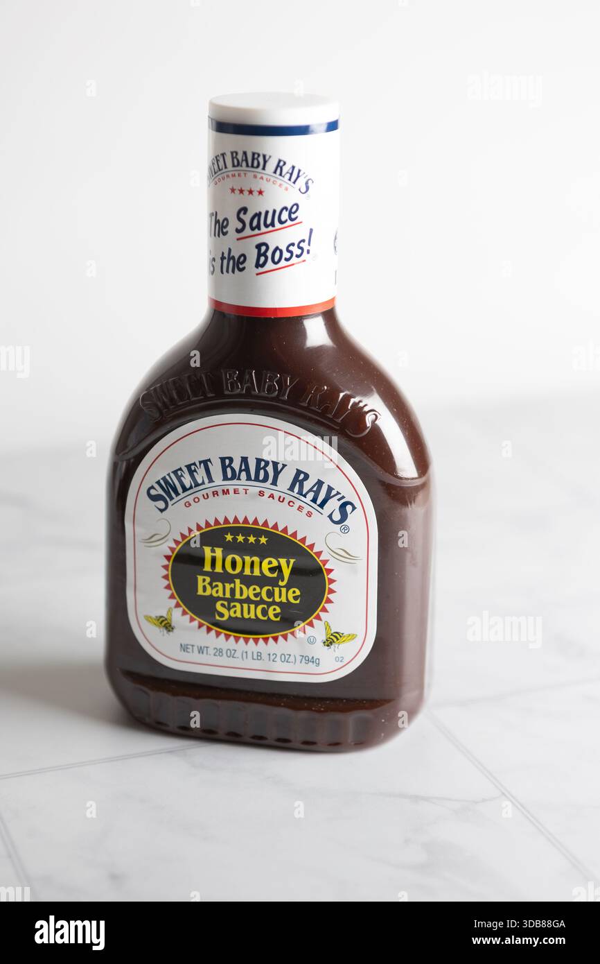 Salsa Sweet baby Ray's Honey Barbecue su una superficie leggera della cucina Foto Stock