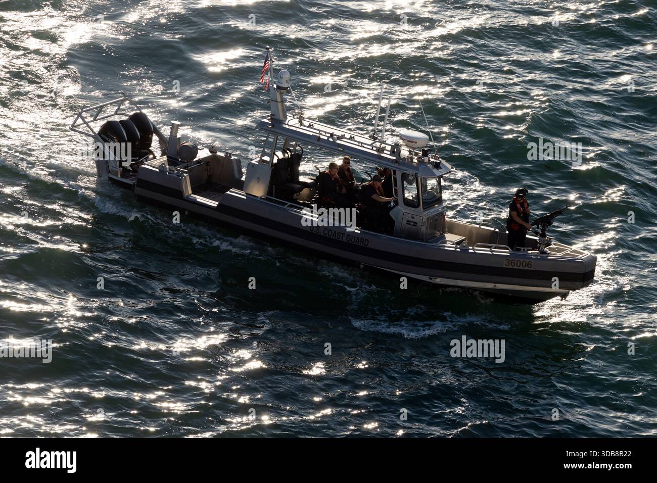 Una motovedetta della Guardia Costiera degli Stati Uniti attraversa acque instabili, con membri dell'equipaggio a bordo durante un'operazione marittima. Foto Stock